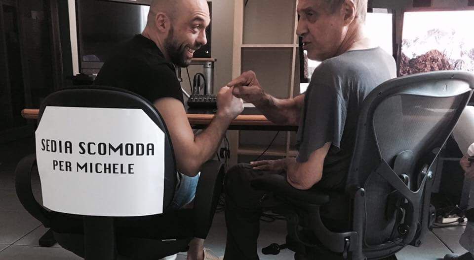 Michele David con Adriano Celentano e il cartello Sedia scomoda per Michele